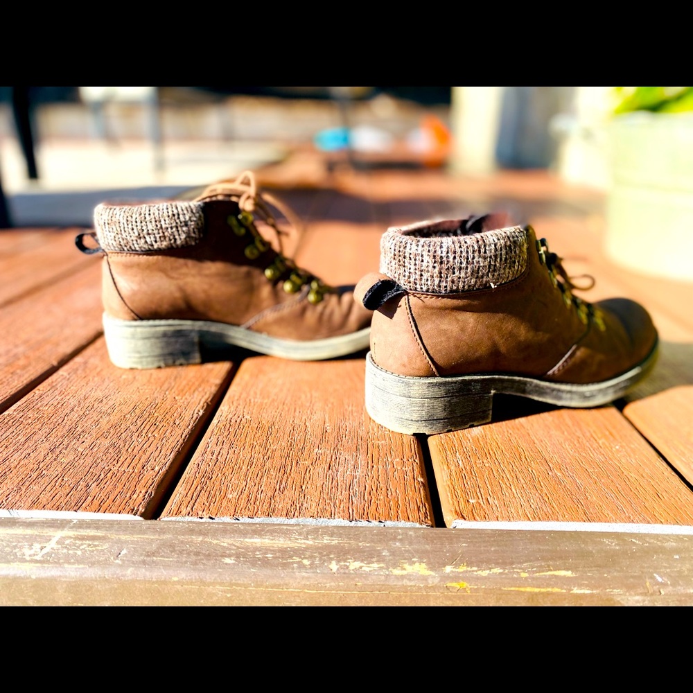 Cute cozy low, brown boots. Size 7